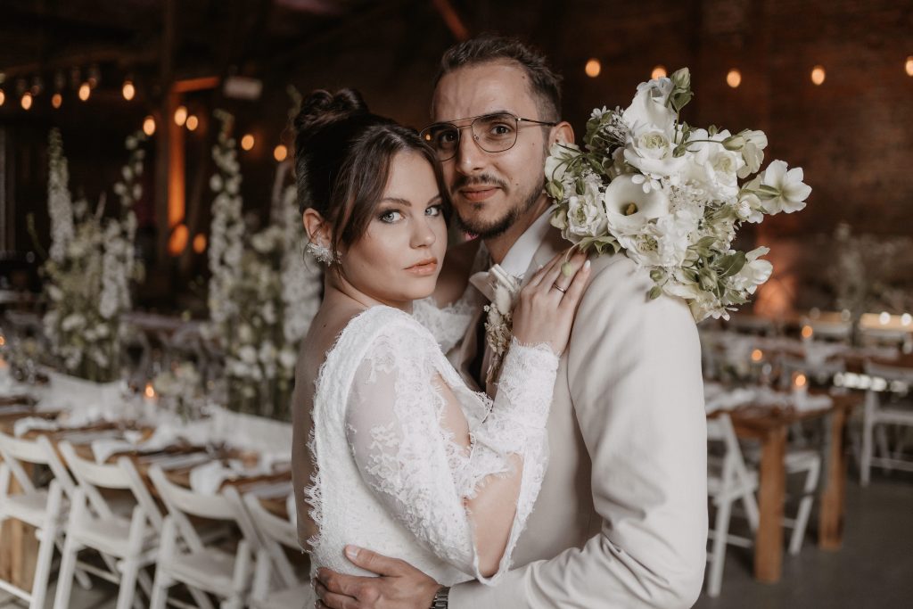 Brautpaar im Innenbereich der Kornscheune, Scheunenhochzeit bei Köln