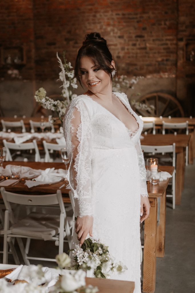 Brautpaar zwischen alten Bäumen, Hochzeitsfotografie Kornscheune Köln
