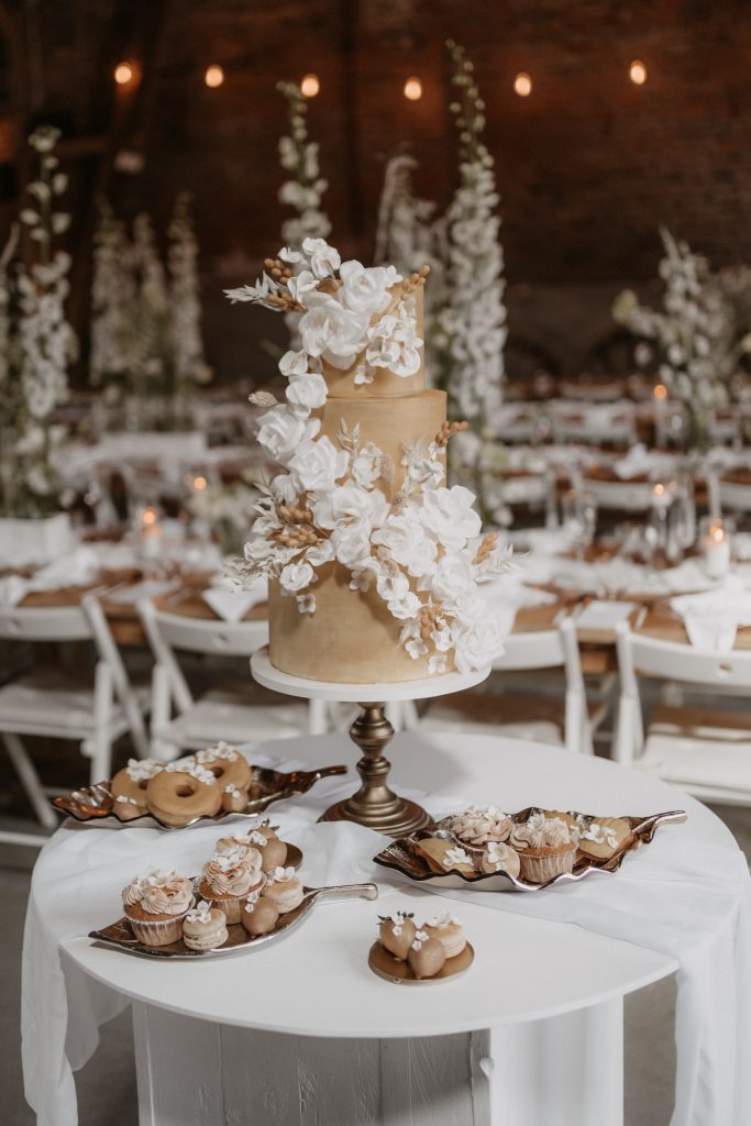 Scheunenhochzeit Köln: Tischdekoration im Boho-Stil in der Kornscheune