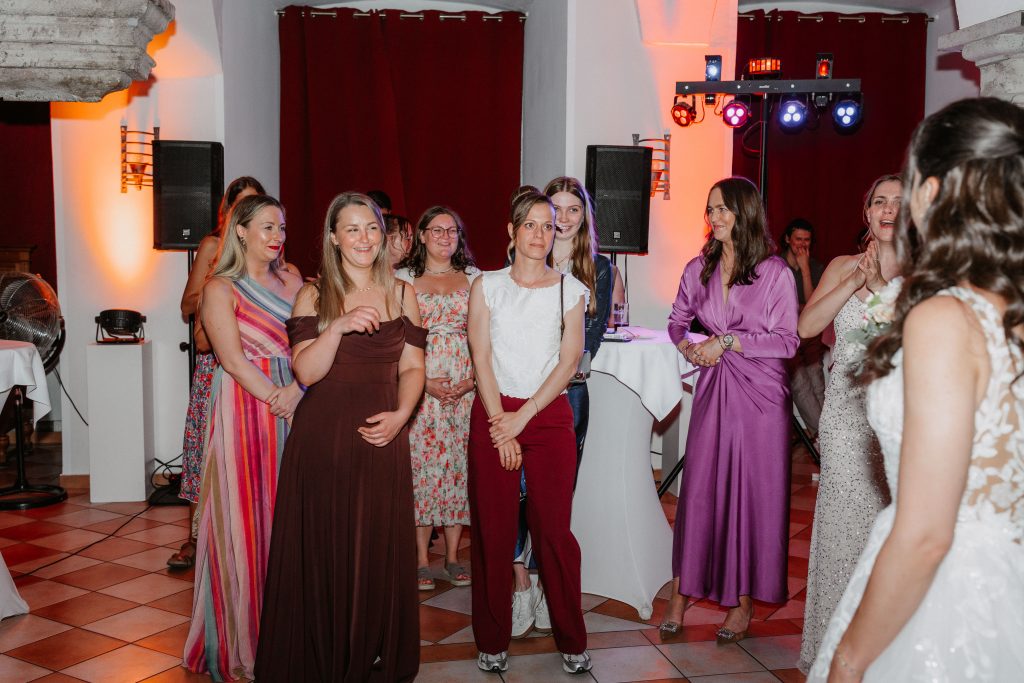 Hochzeit Schloss Arenfels Cathy Kohlenberg Fotografie Brautstraußwurf