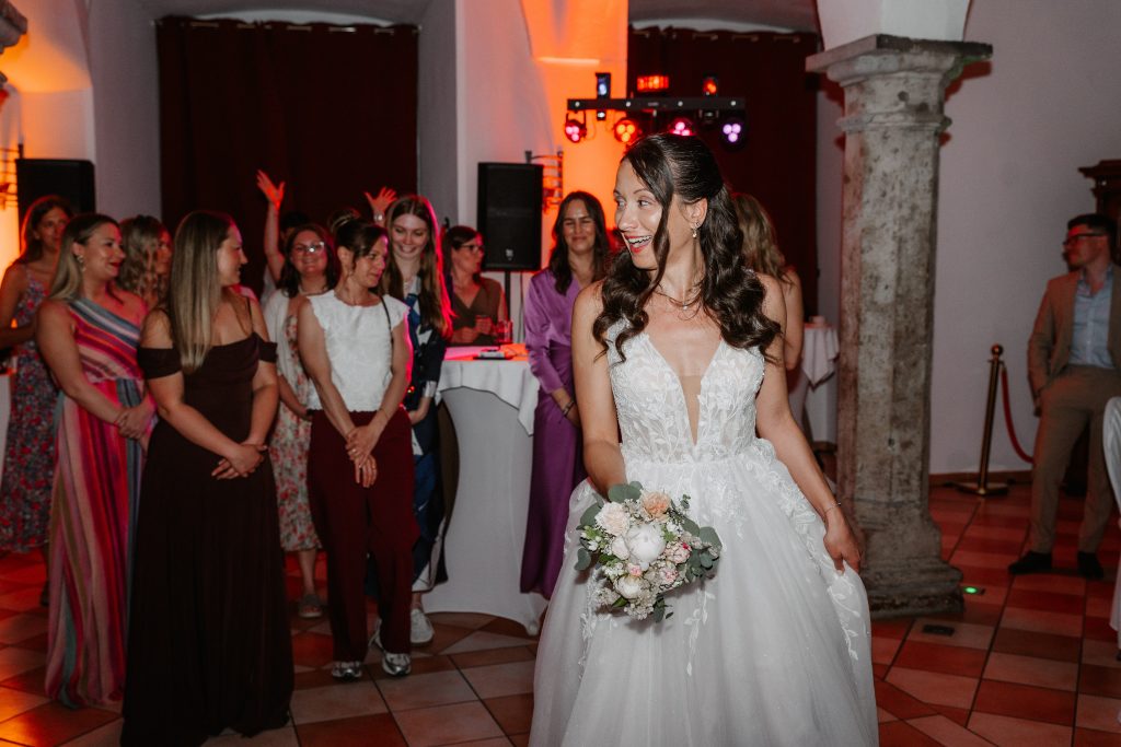 Hochzeit Schloss Arenfels Cathy Kohlenberg Fotografie Brautstraußwurf