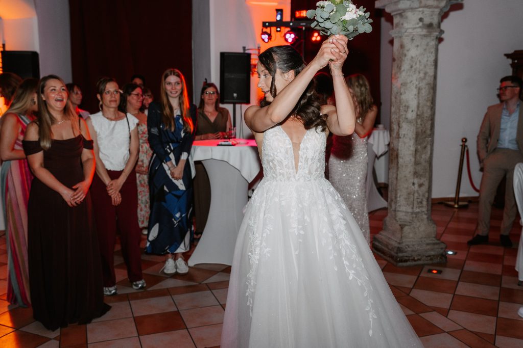 Hochzeit Schloss Arenfels Cathy Kohlenberg Fotografie Brautstraußwurf