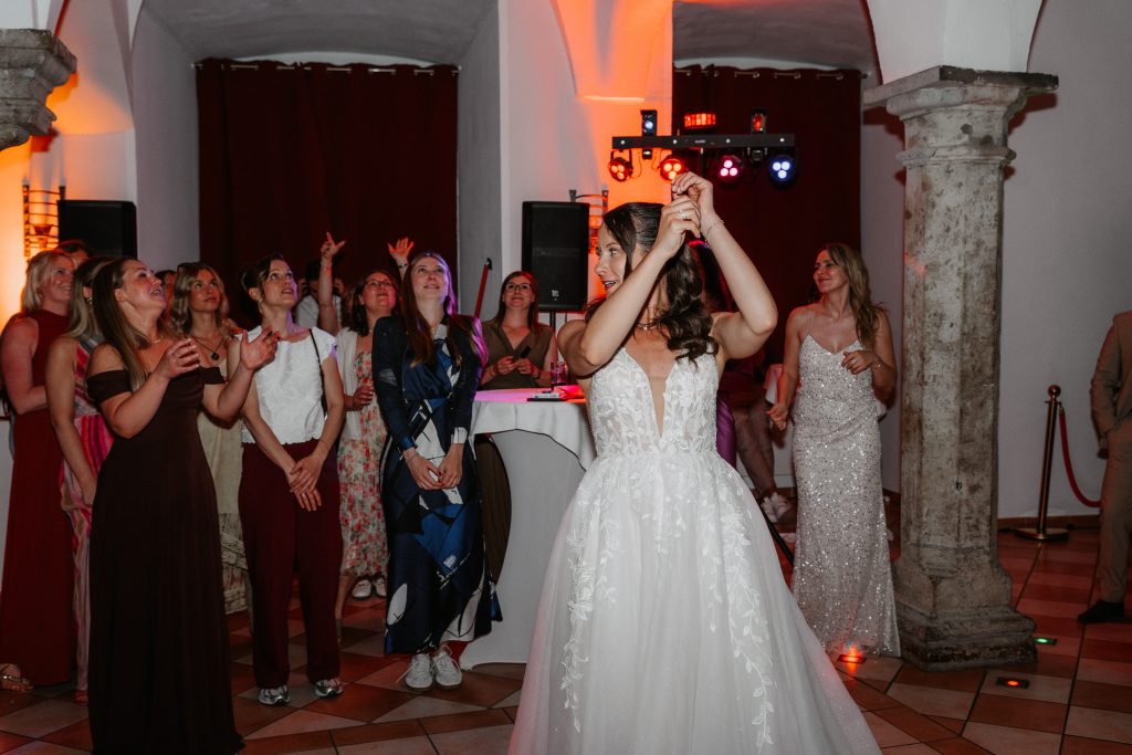 Hochzeit Schloss Arenfels Cathy Kohlenberg Fotografie Brautstraußwurf