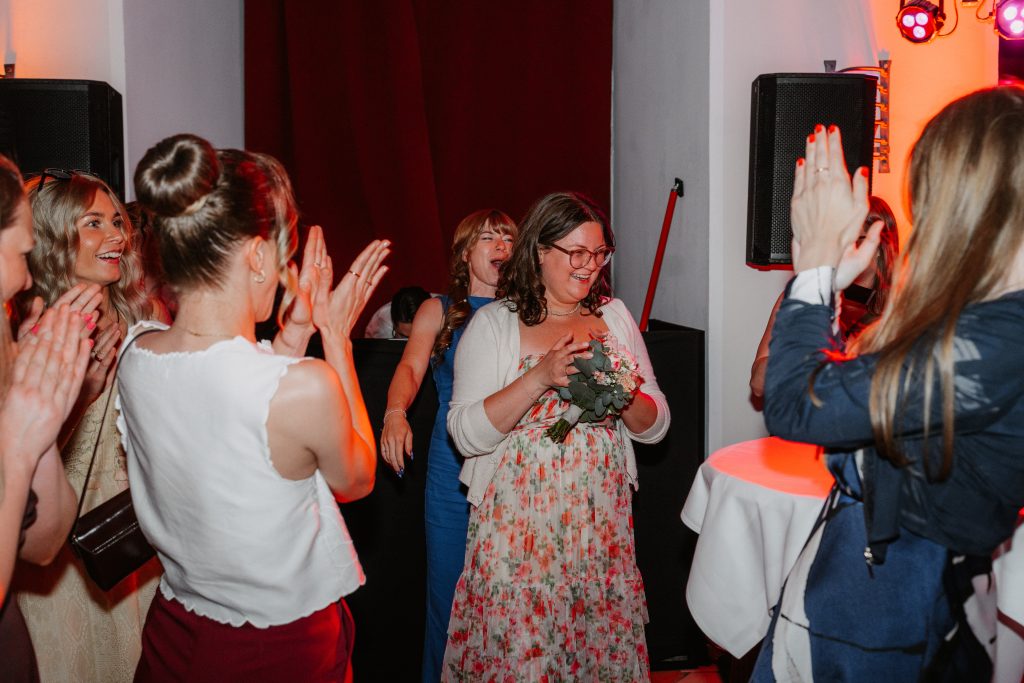 Hochzeit Schloss Arenfels Cathy Kohlenberg Fotografie Brautstraußwurf